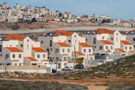 Muro separa o assentamento judeu de Pisgat Zeev (primeiro plano) e área palestina de al-Ram (segundo plano) na Cisjordânia ocupada