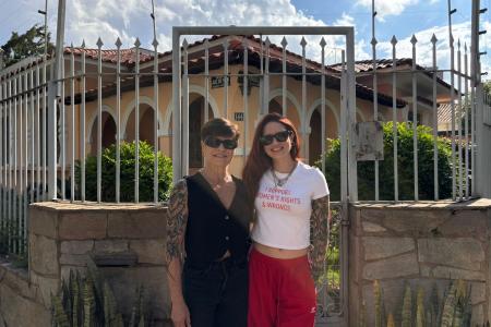 Gina e Fefa Viana, respectivamente, em frente à casa construída por Celina • Itatiaia/Júlia Melgaço e Gabriela Neves