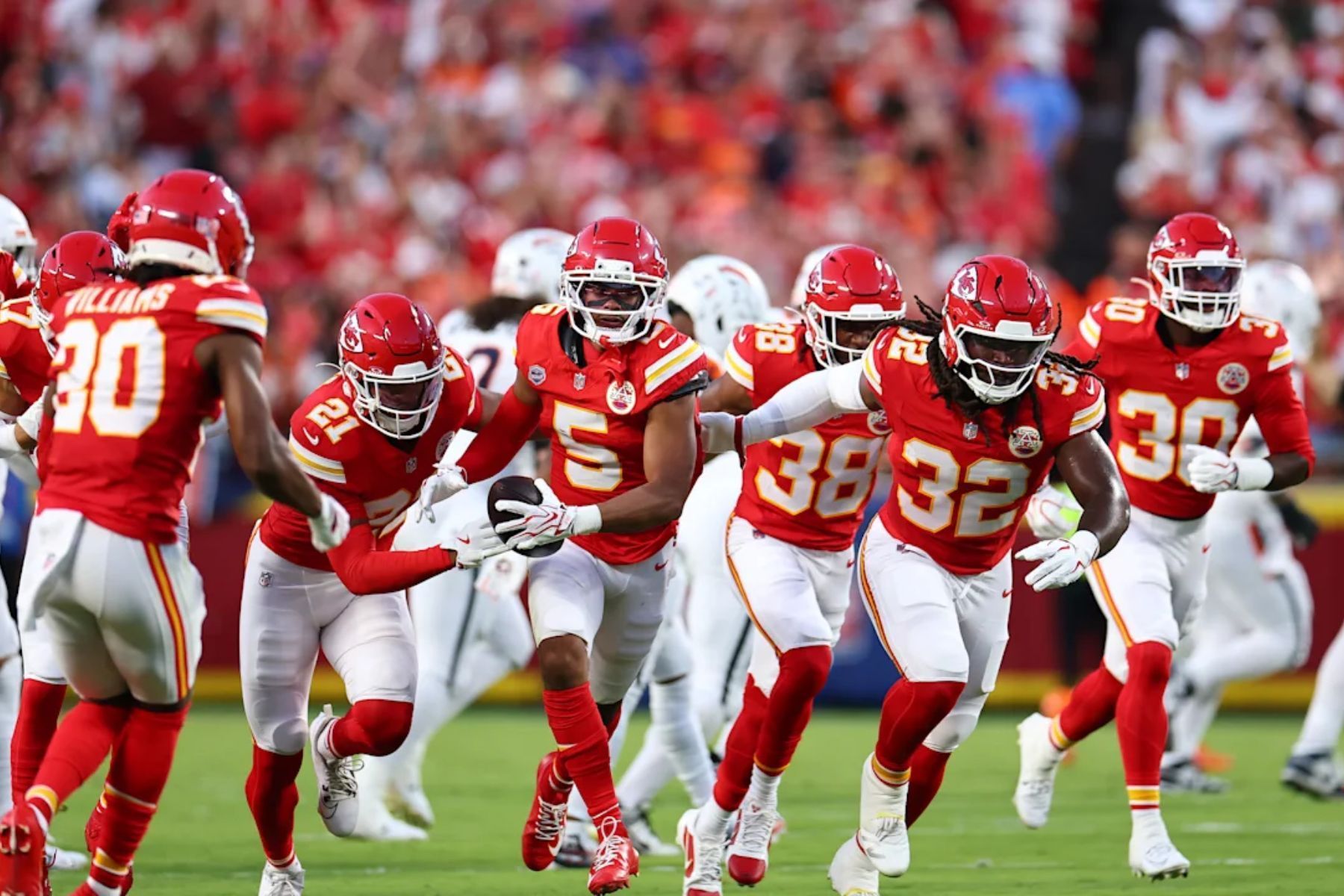 Defesa brilha, e Kansas City Chiefs atropela Denver Broncos no retorno de Mahomes à NFL