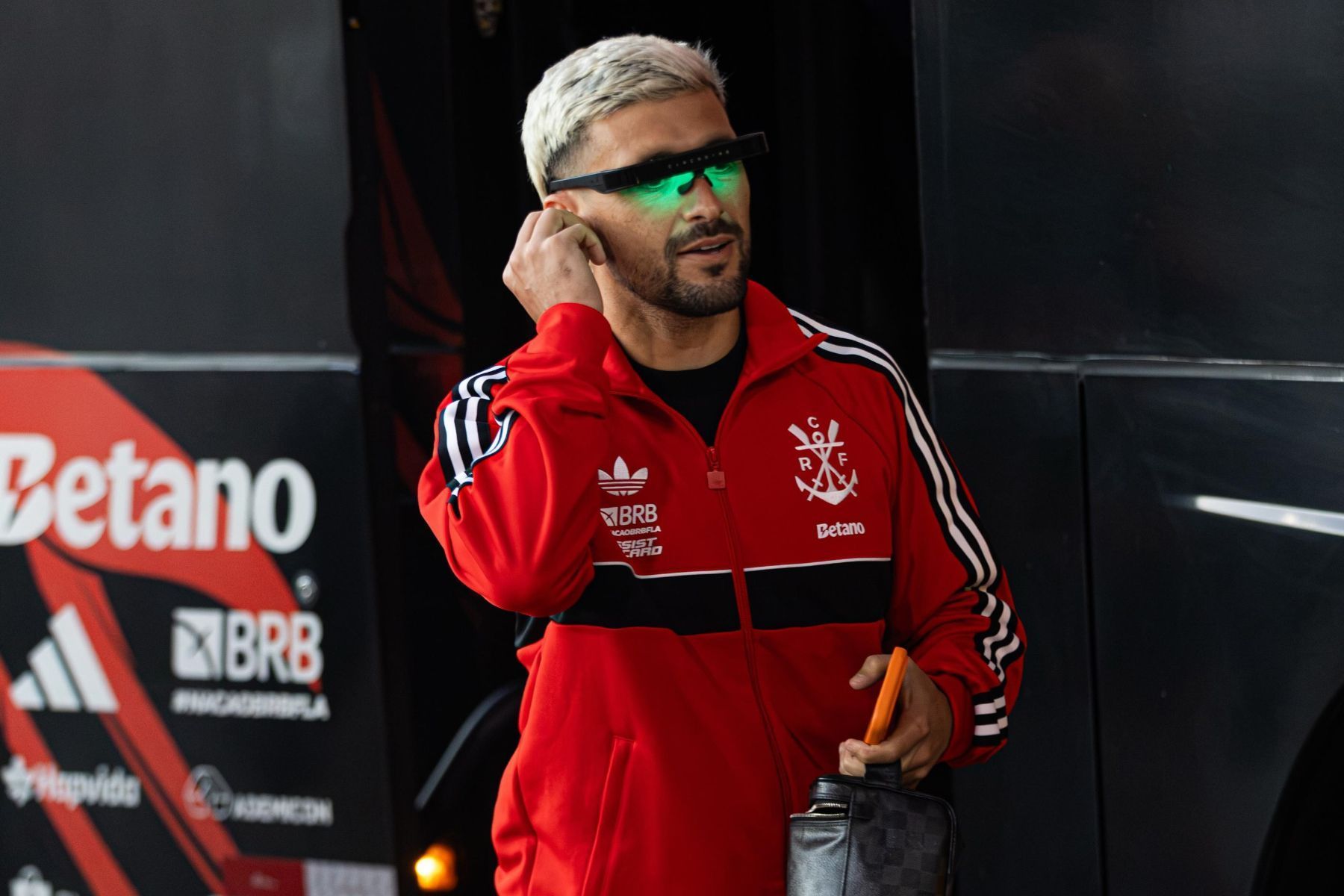 Além da estética: saiba utilidade de óculos usado por Arrascaeta antes de jogo do Flamengo