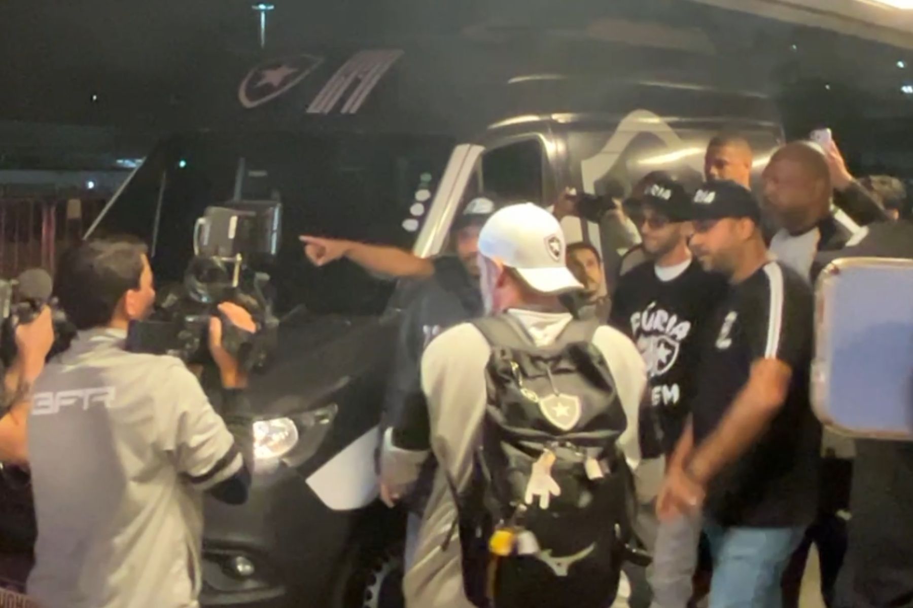 Botafogo: Hakim Ziyech é recebido por torcedores em desembarque no Rio de Janeiro