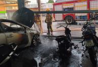 Garagem de veículos pega fogo no interior de Minas; carro e três motos são destruídos