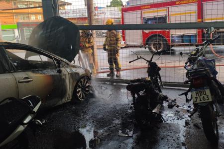 Imagens divulgadas pelo próprio Corpo de Bombeiros mostram o carro, um Toyota Corolla, e três motos danificadas