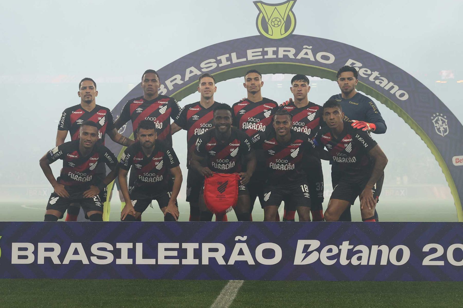 Athletico-PR perde titular e técnico para jogo contra o Atlético pelo Brasileirão
