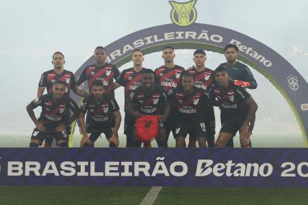 Elenco do Athletico-PR posado antes do jogo contra o Bahia