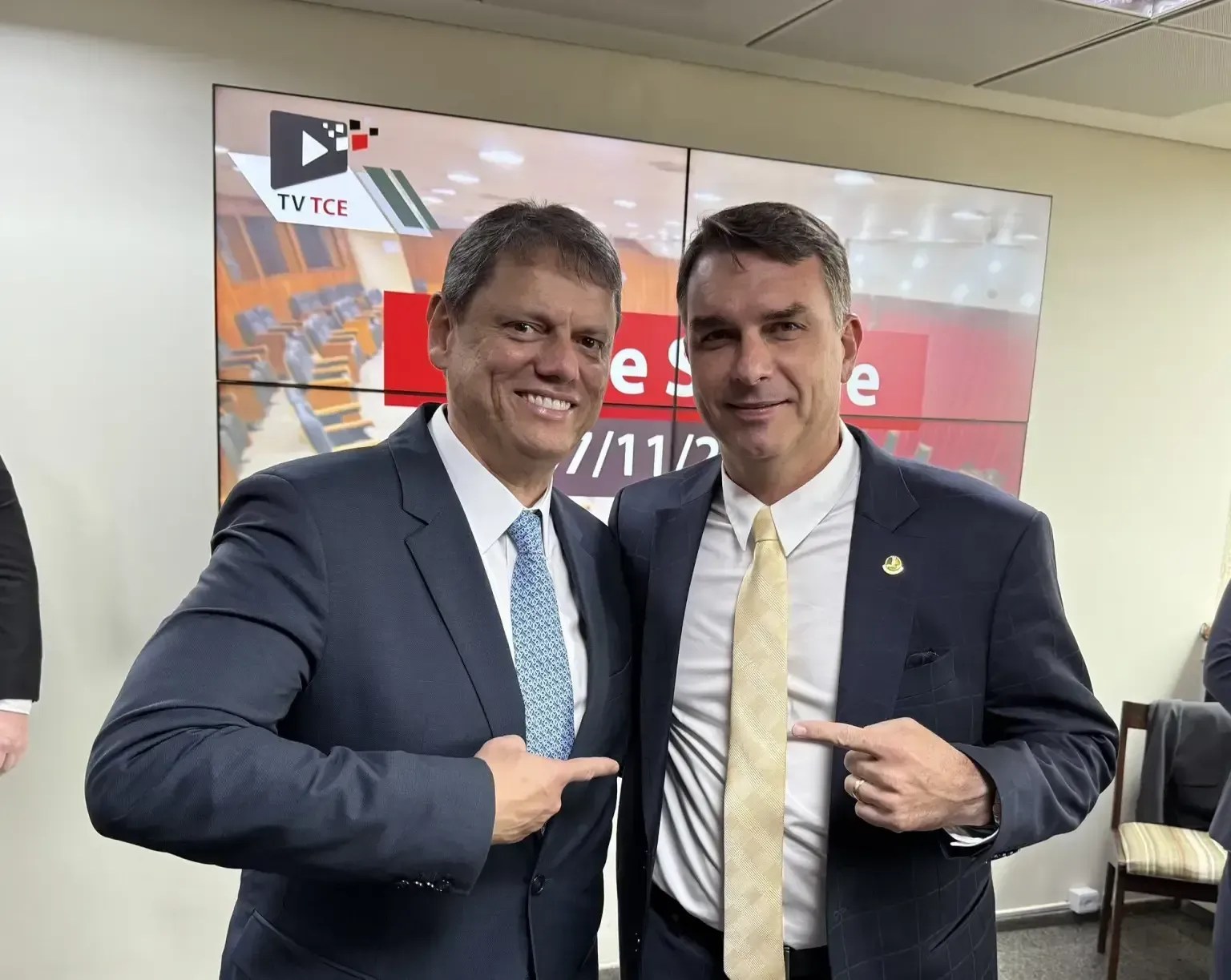 Flávio Bolsonaro se encontra com Tarcísio nesta sexta-feira (4); veja agenda