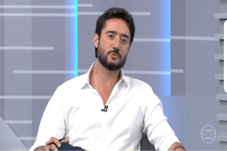 candidato ao Governo de Minas Gabriel Azevedo ao lado dos jornalistas Mara Pinheiro e Sérgio Marques no estúdio do MG1