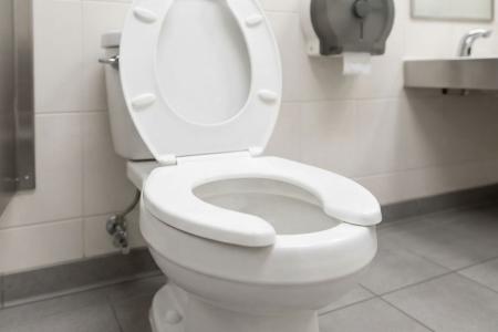 Como misturar bicarbonato de sódio e vinagre para desentupir um vaso sanitário sem usar um desentupidor