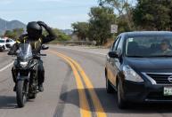 O que significa quando um motociclista toca o capacete e como agir na estrada
