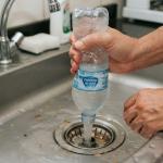 Como desentupir a pia da cozinha em poucos passos simples