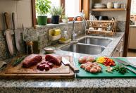 Qual tábua é melhor para cortar alimentos: madeira, plástico ou metal