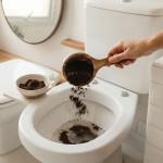Jogar pó de café usado no vaso sanitário toda semana: para que serve e por que é recomendável