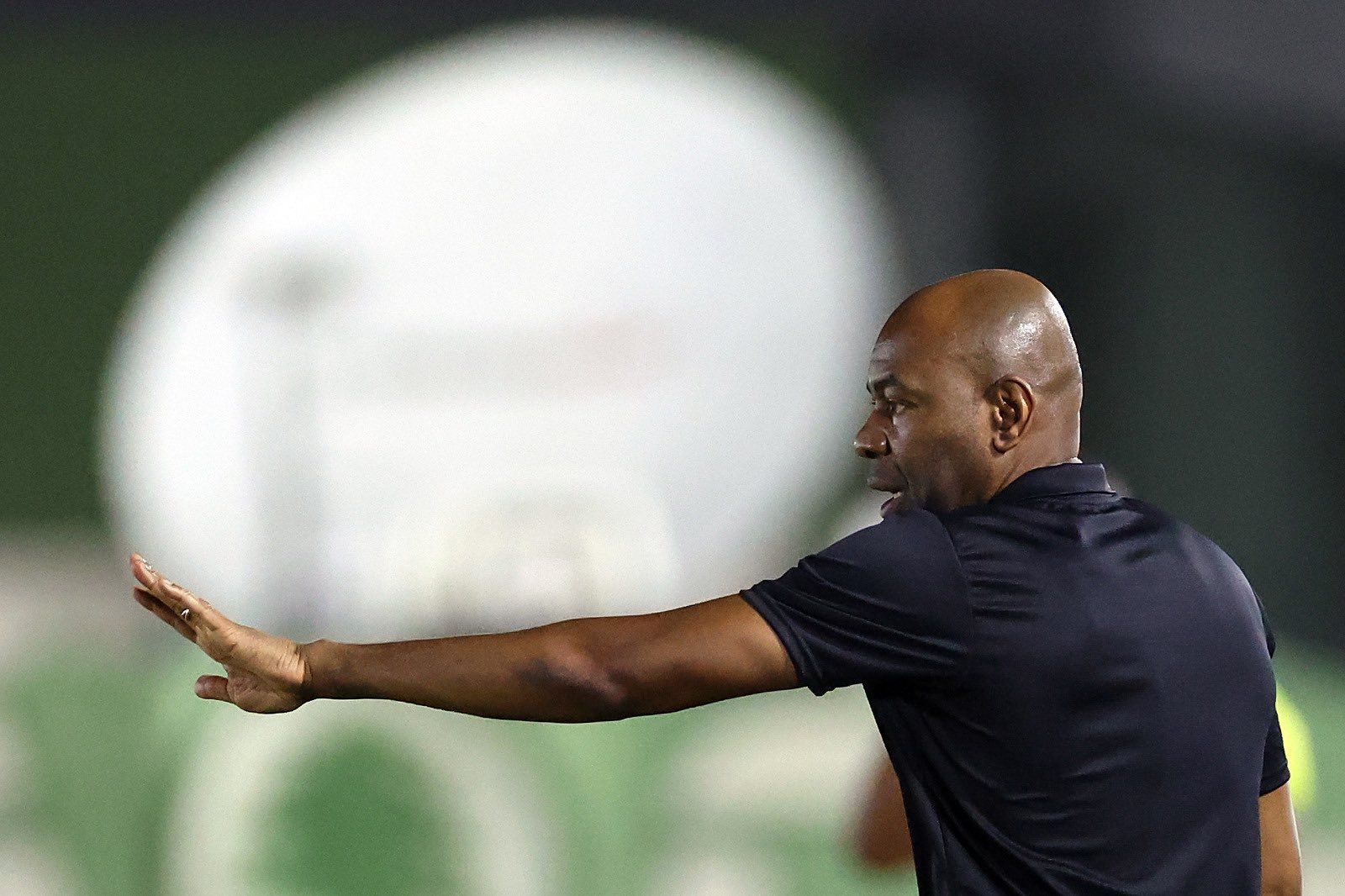 Caçapa aponta preconceito contra técnicos negros e questiona: 'São mais inteligentes?'