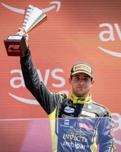 Rafa Câmara, piloto da Invicta Racing na Fórmula 2, celebra vitória em Baku • Divulgação/Invicta Racing
