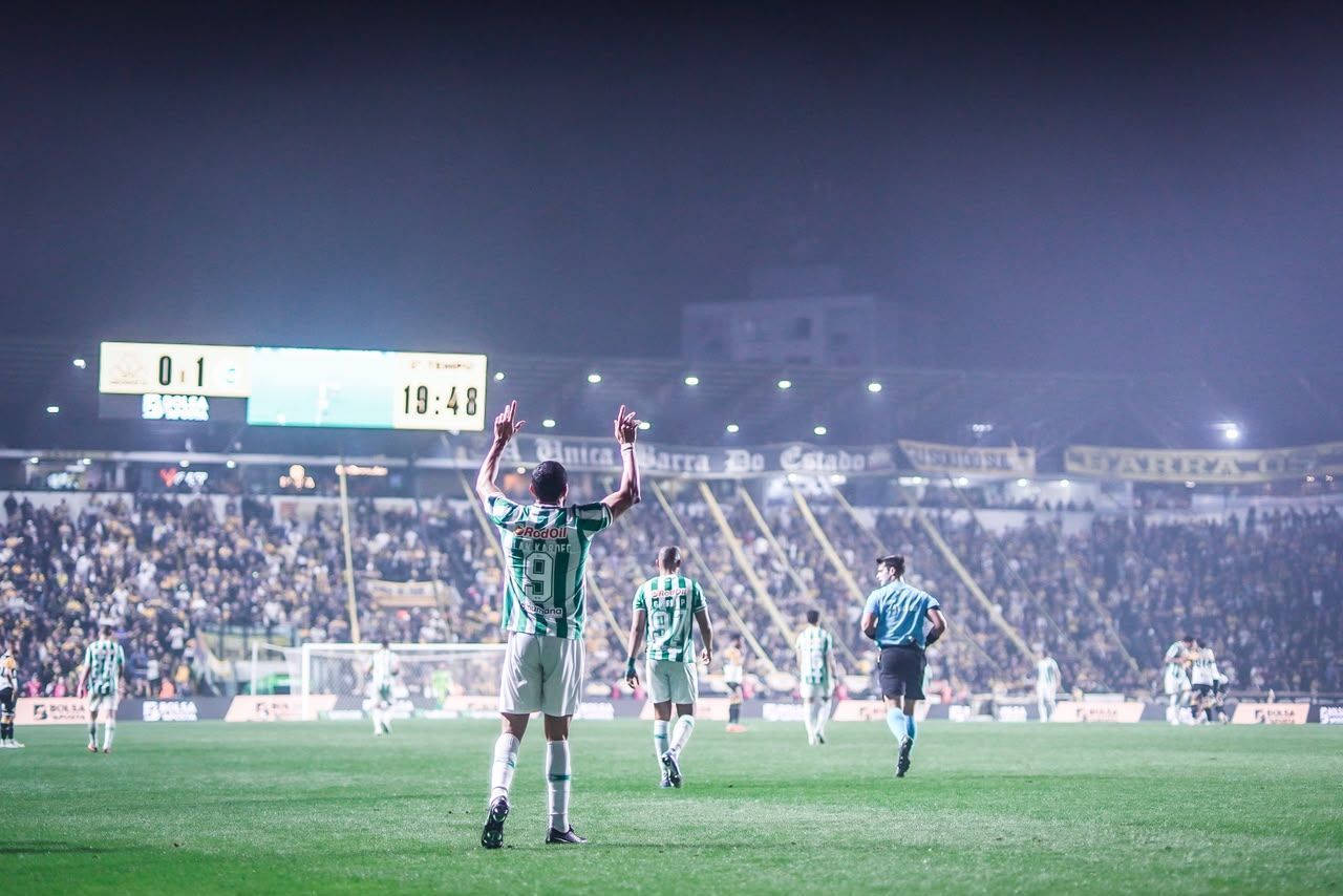 Ex-Atlético marca, Juventude bate Criciúma fora de casa e se isola na ponta da Série B