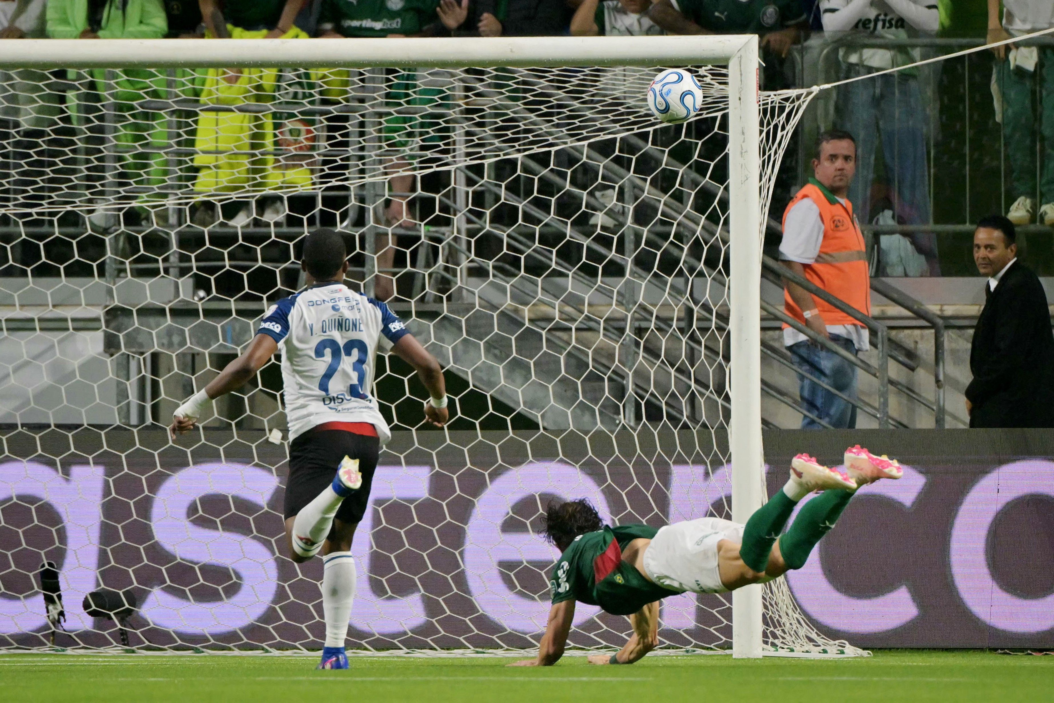 Em 98º jogo pelo Palmeiras, lateral Giay faz primeiro gol pelo clube