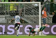 Em 98º jogo pelo Palmeiras, lateral Giay faz primeiro gol pelo clube