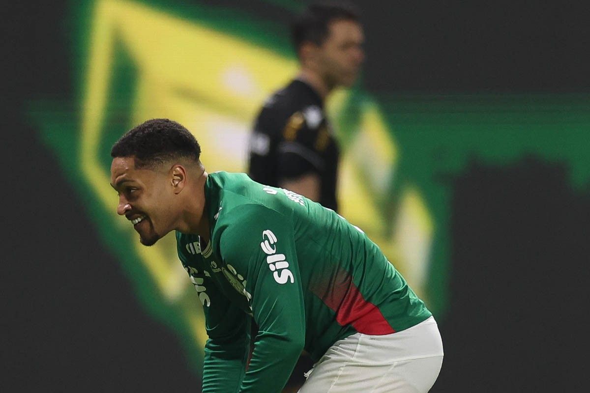 Palmeiras vence São Paulo e assume liderança do Brasileiro provisoriamente