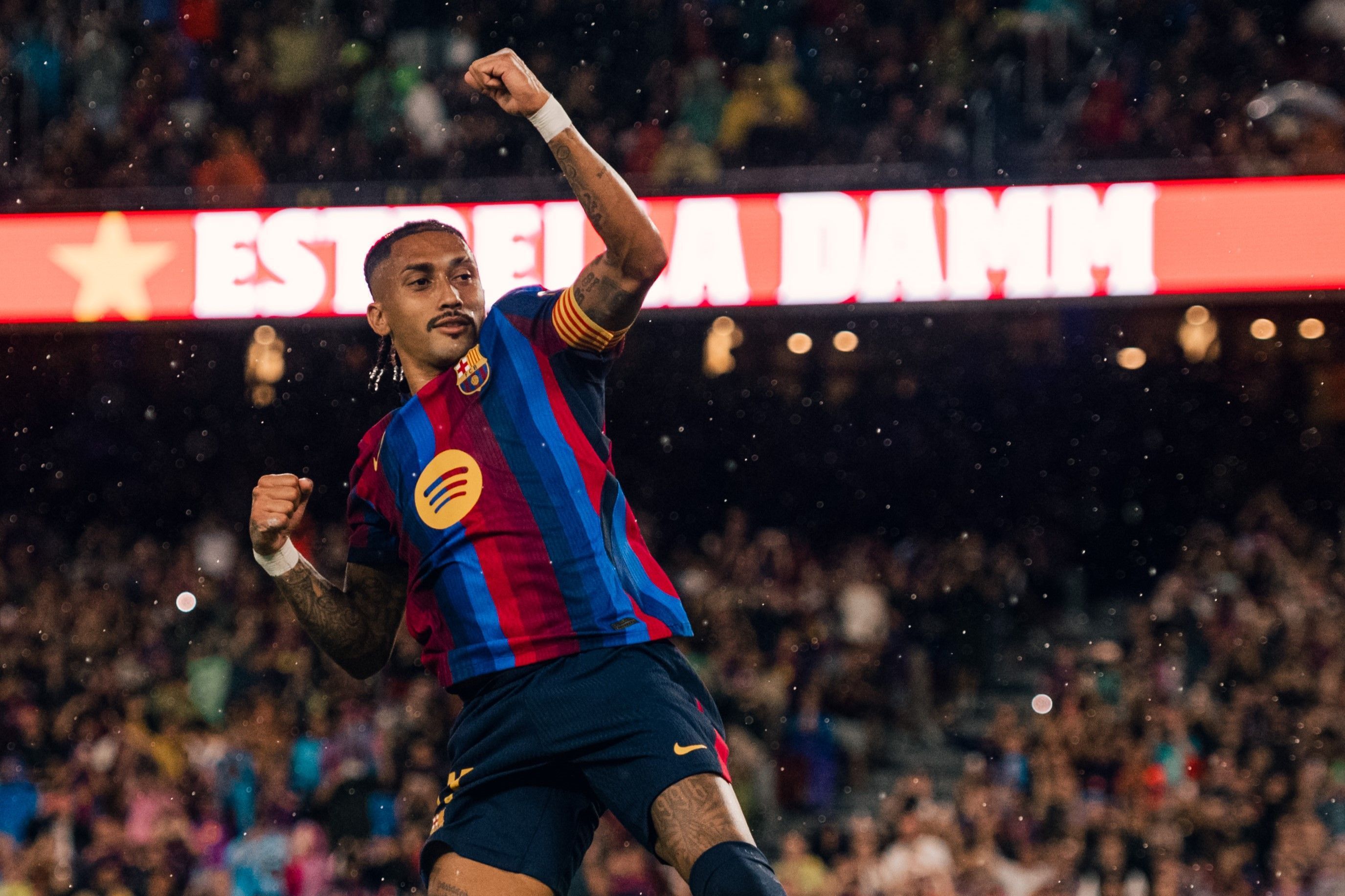 Raphinha faz hat-trick, e Barcelona massacra Racing Santander pelo Espanhol