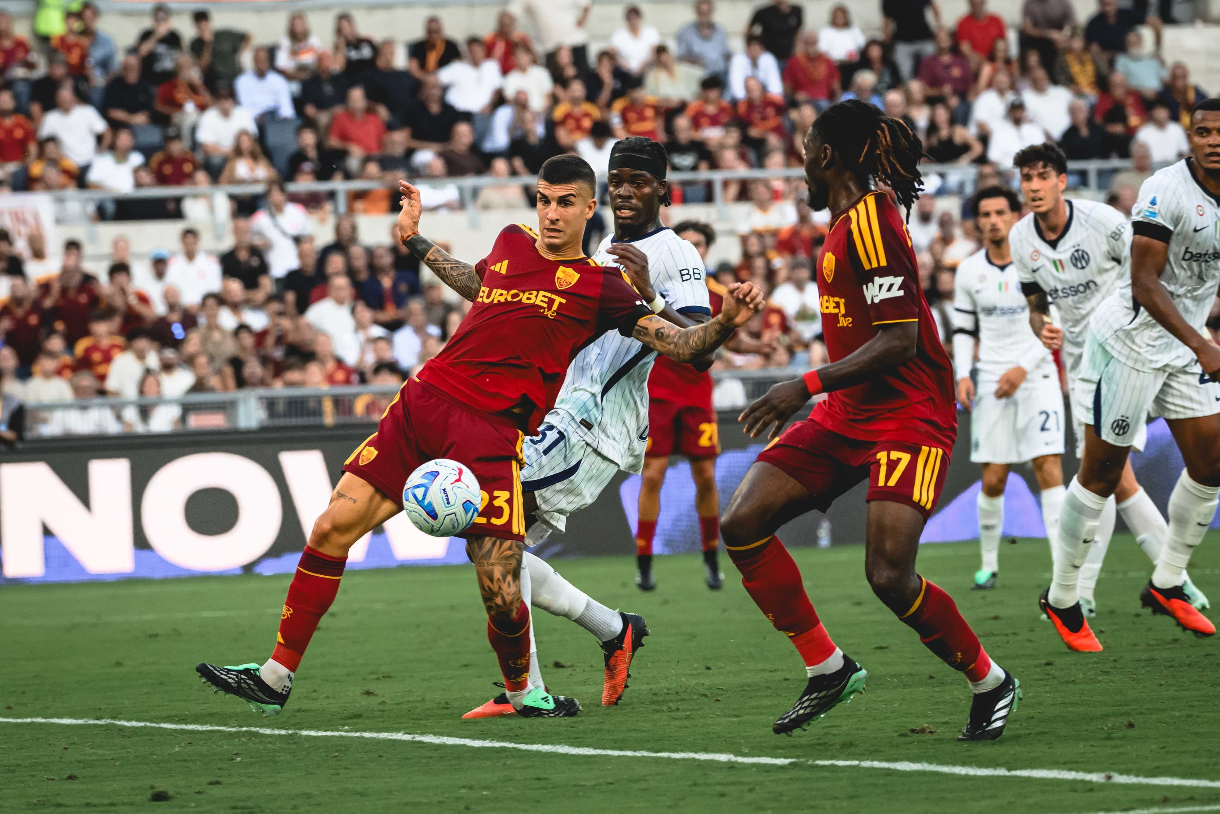 Líderes do Italiano, Roma e Inter empatam em jogo emocionante de quatro gols