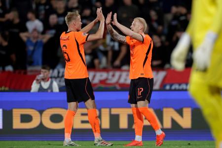 Jan Paul van Hecke e Mexx Meerdink comemoram gol da Holanda sobre a Sérvia pela Liga das Nações