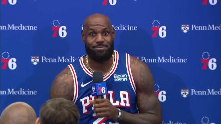 LeBron James em apresentação no Philadelphia 76ers
