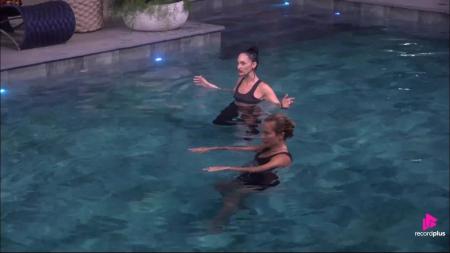 Integrante da Baia, Ariela entrou na piscina e causou punição