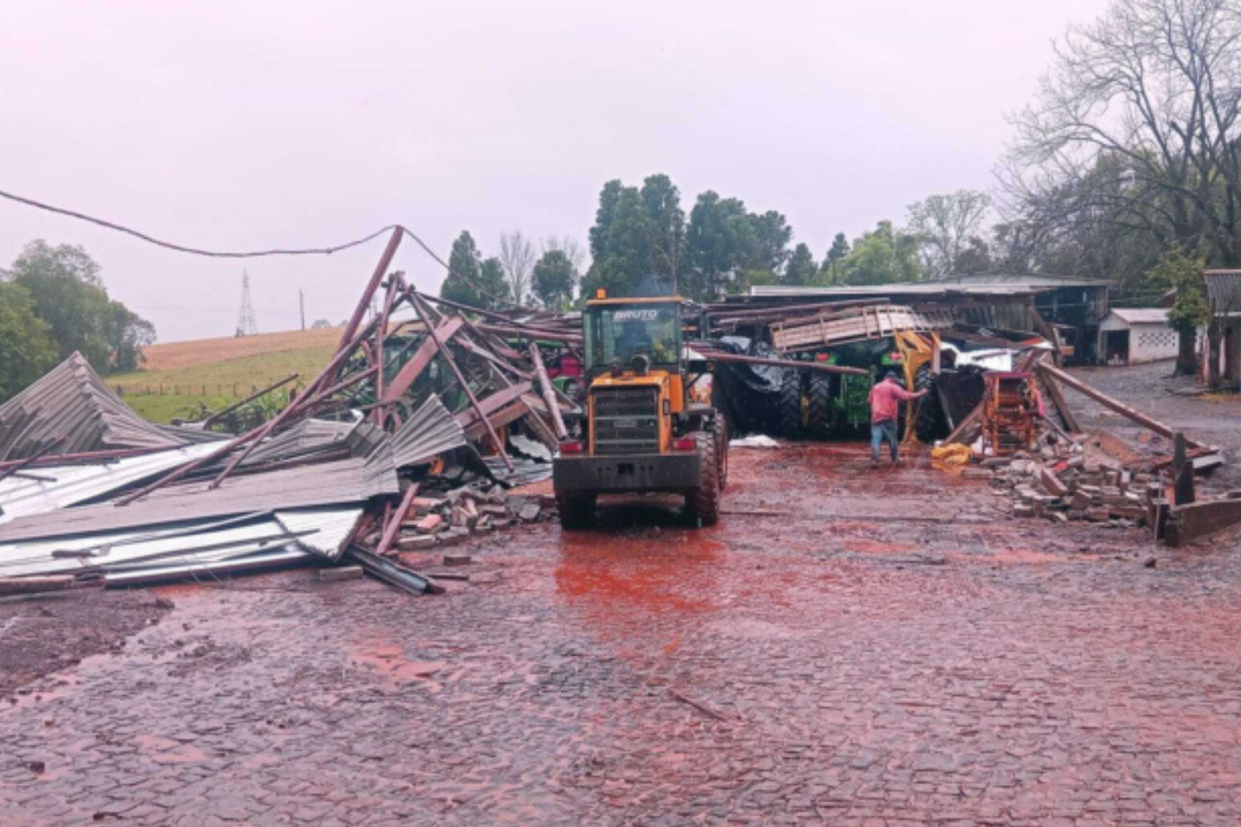 Tornados atingem Paraná e deixam lavouras e galpões destruídos