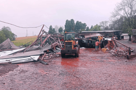 Tornados atingem Paraná e deixam lavouras e galpões destruídos