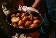 Não é frita, cozida nem assada: a maneira mais fácil e deliciosa de fazer batata, segundo chefs
