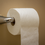 Papel higiênico para frente ou para trás: qual a posição correta e limpa