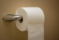 Papel higiênico para frente ou para trás: qual a posição correta e limpa