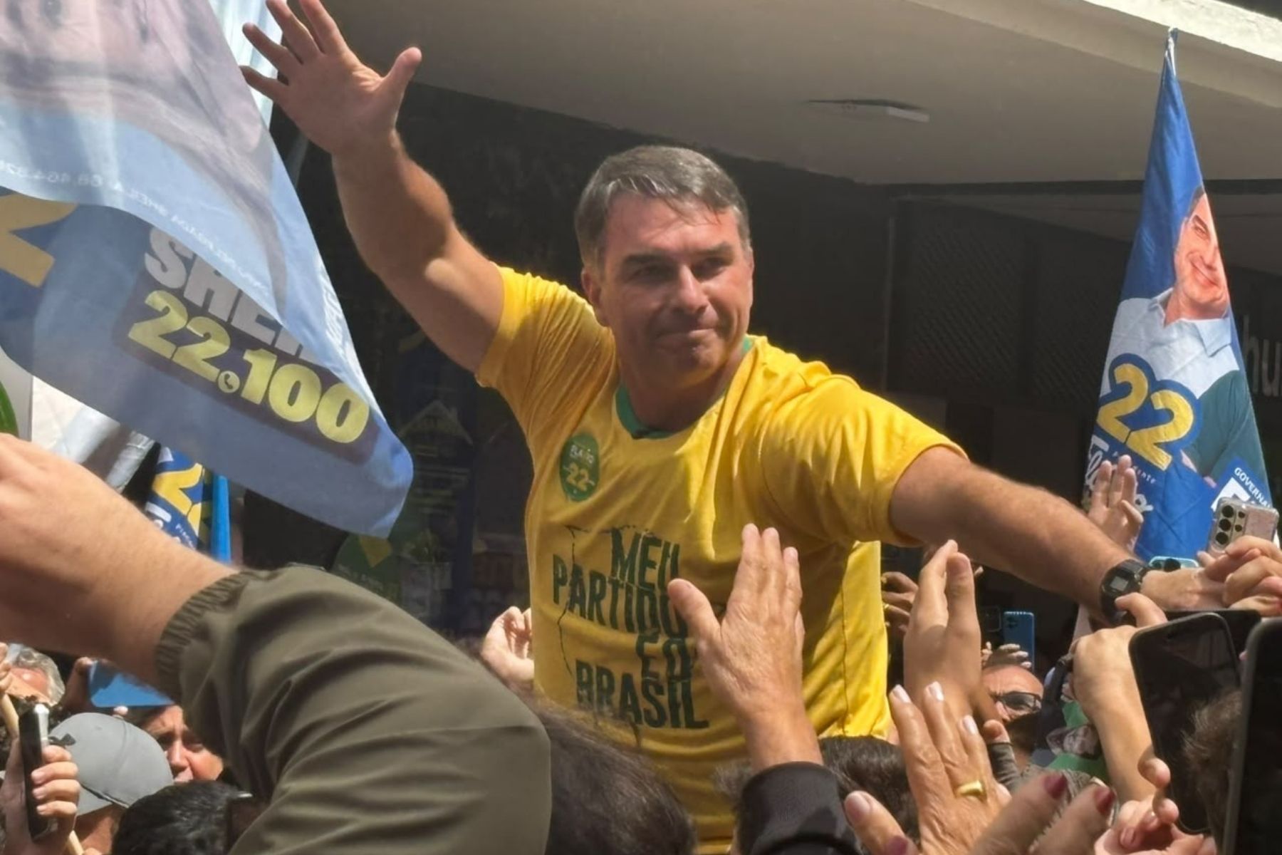 Flávio é carregado por apoiadores em Juiz de Fora em referência a atentado sofrido pelo pai