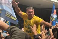 Flávio é carregado por apoiadores em Juiz de Fora em referência a atentado sofrido pelo pai