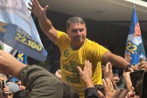 Flávio é carregado por apoiadores em Juiz de Fora em referência a atentado sofrido pelo pai