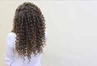Misture limão com 1 copo de água e amido de milho para fazer um gel caseiro que define cachos