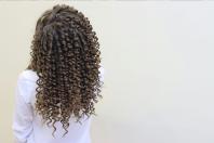 Misture limão com 1 copo de água e amido de milho para fazer um gel caseiro que define cachos