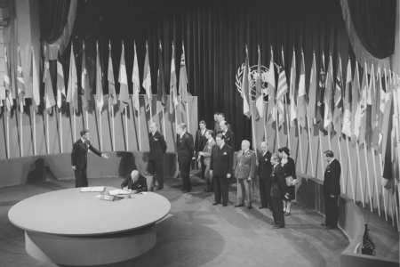 Ministro das Relações Exteriores do Brasil, Pedro Leão Velloso, assinando a Carta das Nações Unidas, na Conferência de São Francisco, que criou a Organização. 26 de junho de 1945 • Reprodução/ONU Brasil