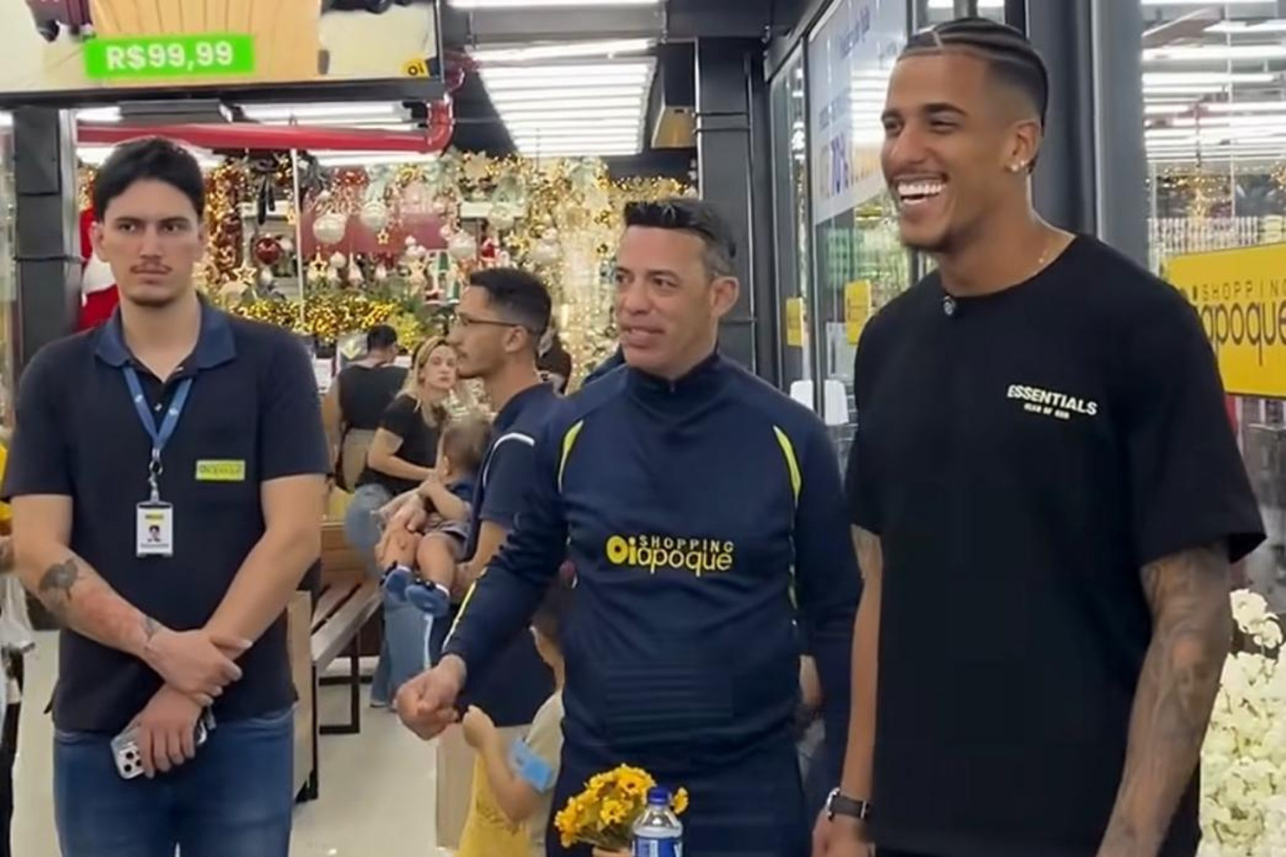 Atlético: Gabriel Delfim dá autógrafos em BH e reage ao carinho da torcida