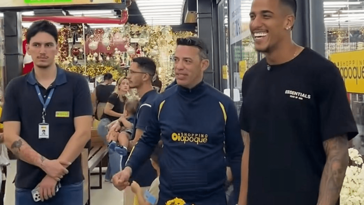 Atlético: Gabriel Delfim dá autógrafos em BH e reage ao carinho da torcida