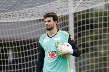 Comentarista exalta Otávio, do Cruzeiro, na Seleção: 'Teto maior que do Hugo Souza'