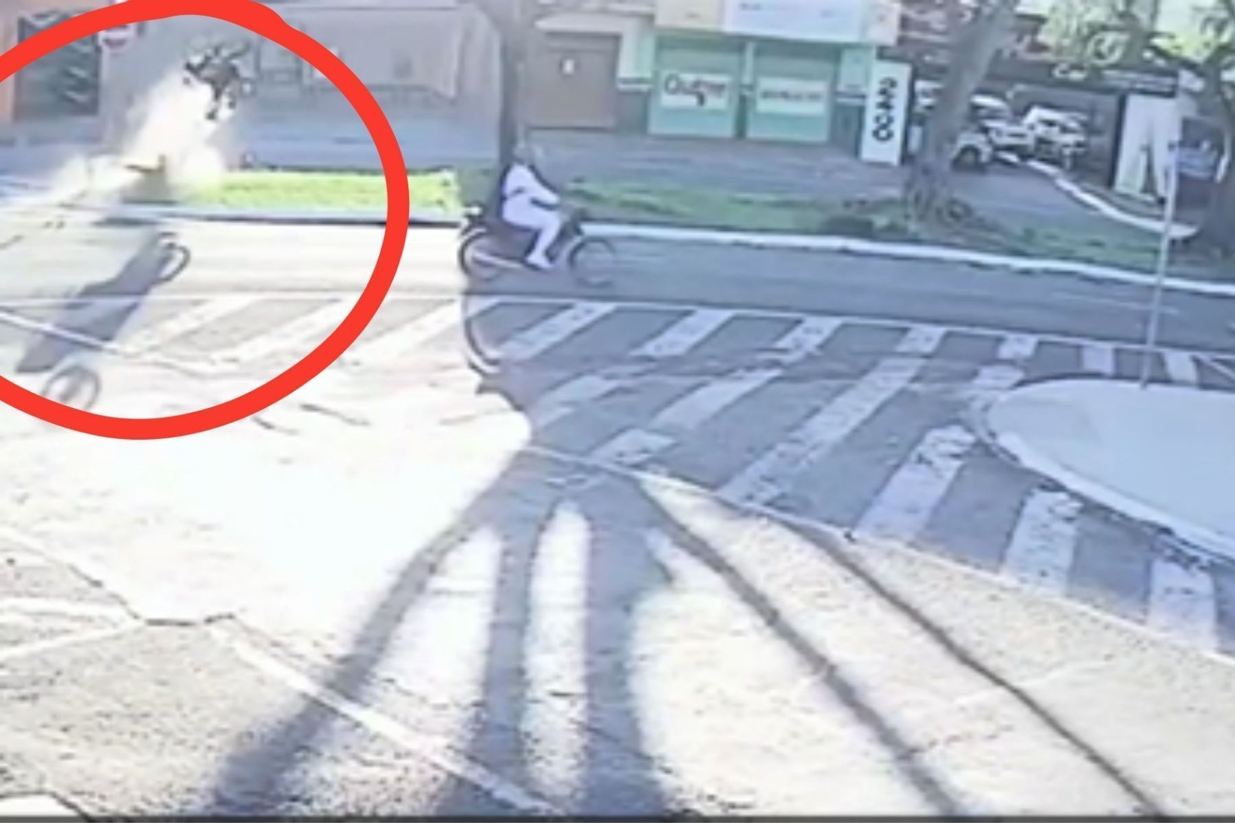 Motociclista perde o controle, atinge árvore e fica gravemente ferido em Franca-SP