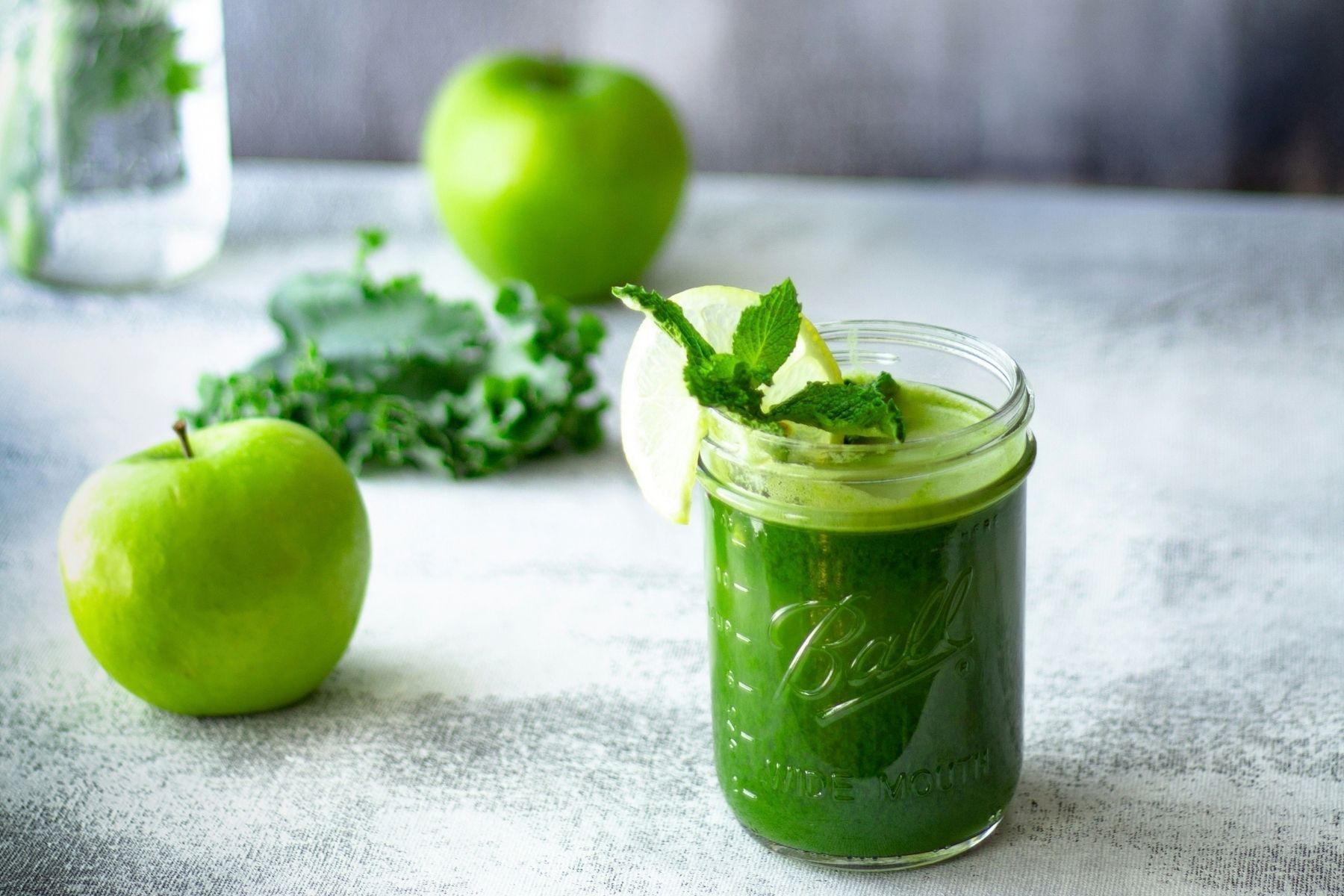 Como fazer um suco verde refrescante para aliviar o estômago