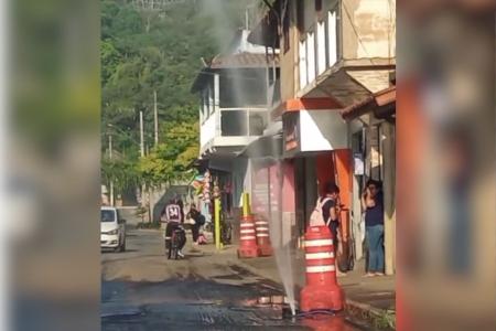Vazamento de água forma grandes poças e dificulta passagem de pedestres em Nova Lima
