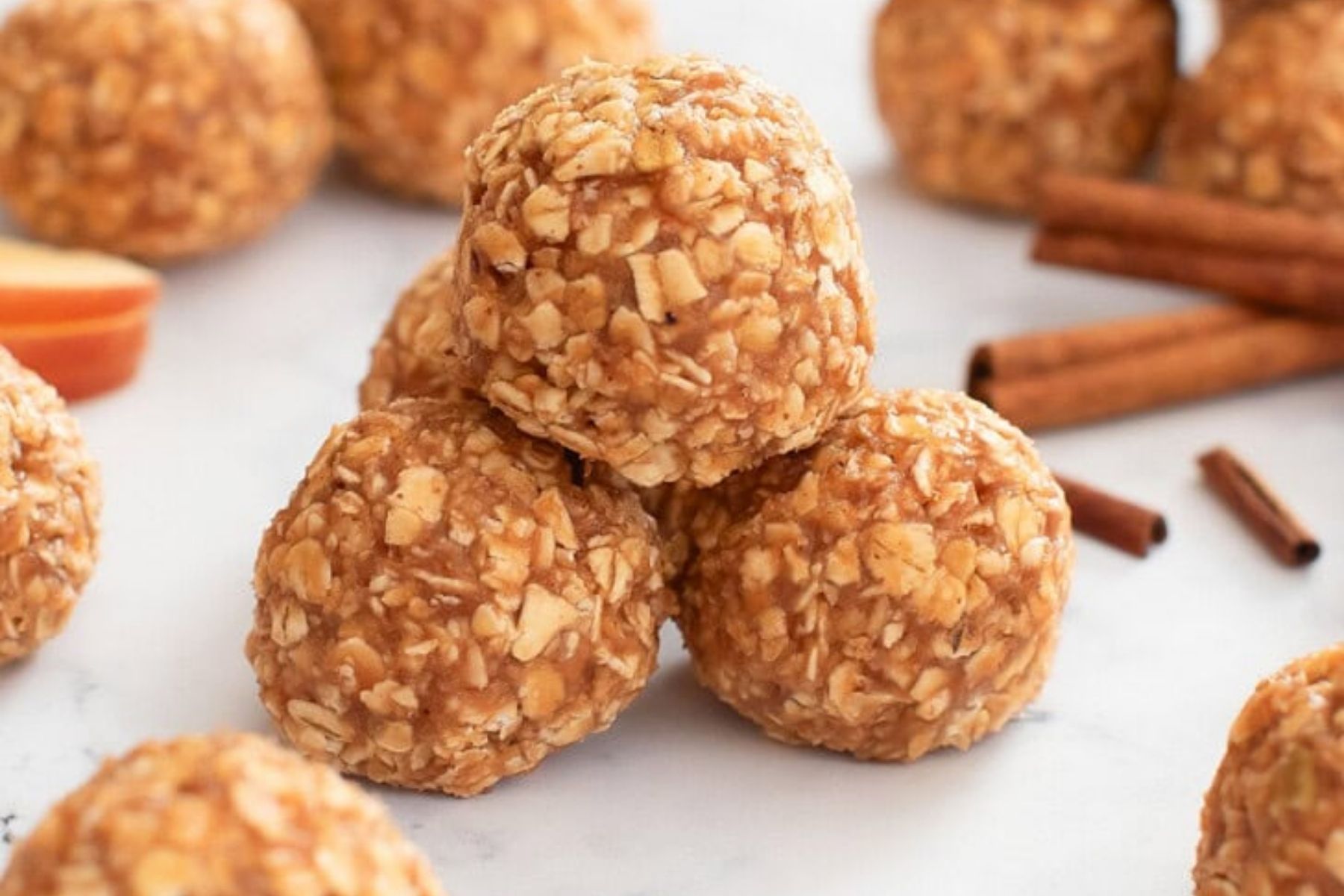 Descubra receita com 4 ingredientes para bolinhas de aveia com maçã sem forno, açúcar ou lactose