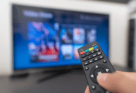 Multinacional é condenada a indenizar consumidora após negar garantia de TV com defeito
