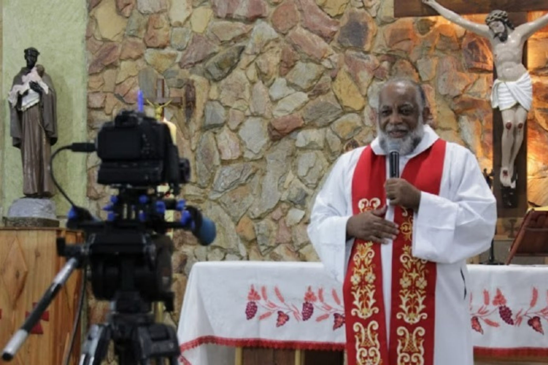 Justiça mantém condenação de padre por estupro e importunação sexual na Grande BH