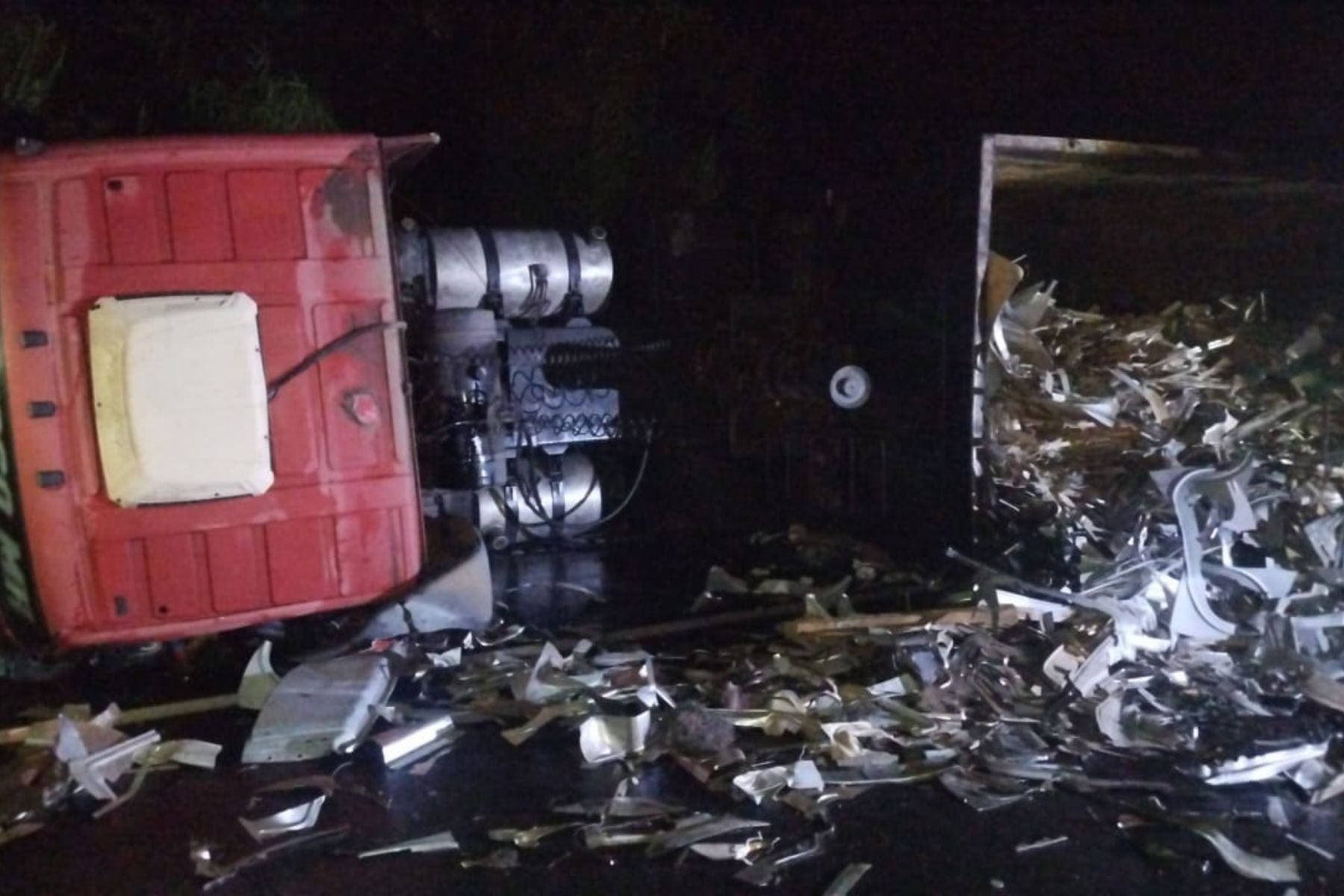 BR-040 é interditada nos dois sentidos após carreta tombar e deixar uma pessoa morta