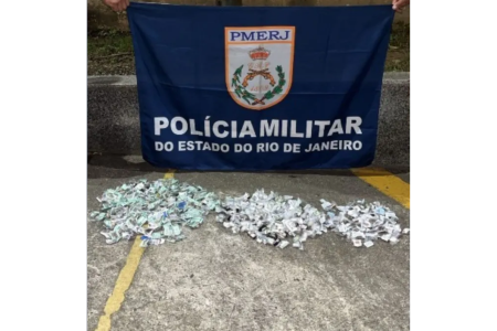 Polícia Militar apreendeu 325 pedras de crack, 136 pinos de cocaína e 96 trouxinhas de maconha durante ações no São Simão, em Queimados, nesta quarta-feira (2). • Divulgação | PMERJ