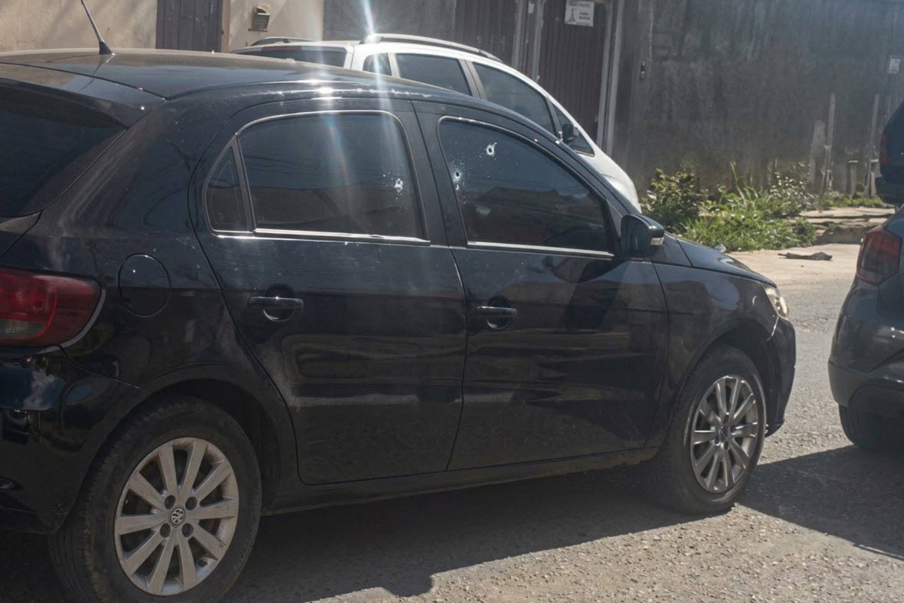 Pai é baleado e filho de 2 anos fica ferido após carro ser atacado a tiros em Montes Claros